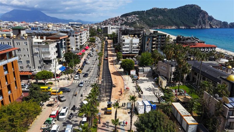 Atat&uuml;rk caddesi g&uuml;ney şeridinde sıcak asfalt &ccedil;alışmaları başladı