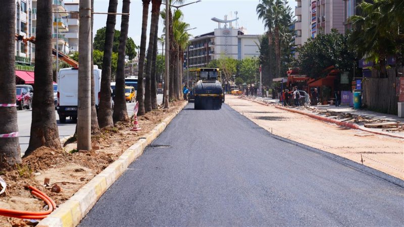 Atat&uuml;rk caddesi g&uuml;ney şeridinde sıcak asfalt &ccedil;alışmaları başladı