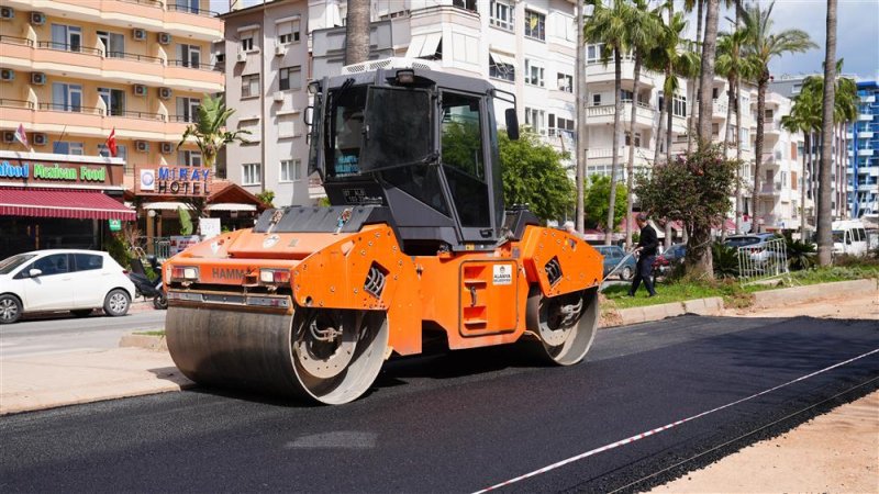 Atat&uuml;rk caddesi g&uuml;ney şeridinde sıcak asfalt &ccedil;alışmaları başladı