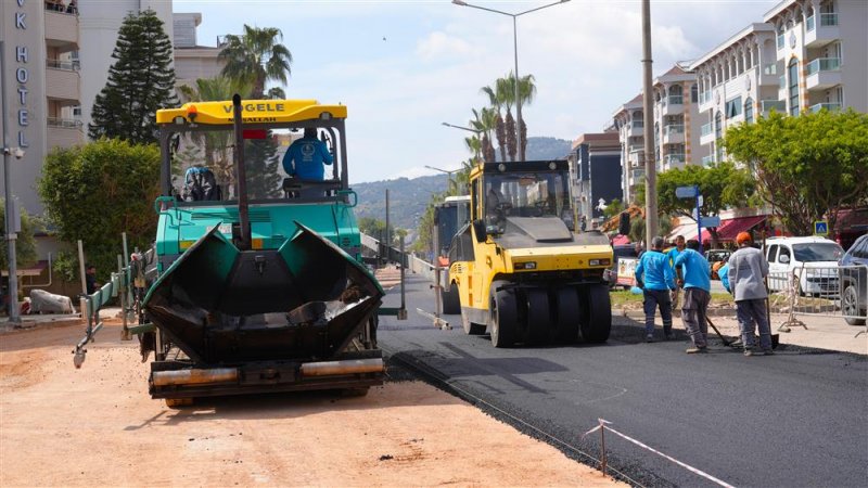 Atat&uuml;rk caddesi g&uuml;ney şeridinde sıcak asfalt &ccedil;alışmaları başladı