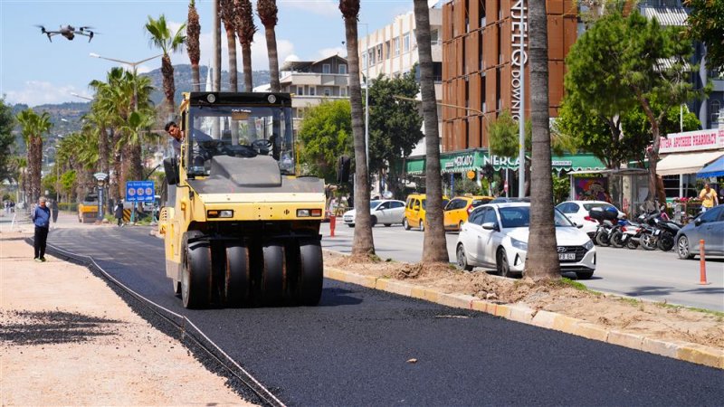 Atat&uuml;rk caddesi g&uuml;ney şeridinde sıcak asfalt &ccedil;alışmaları başladı