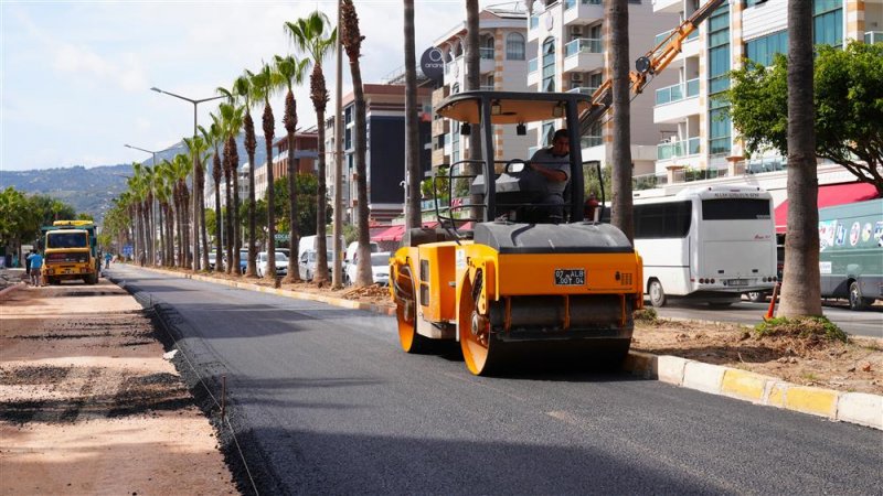 Atat&uuml;rk caddesi g&uuml;ney şeridinde sıcak asfalt &ccedil;alışmaları başladı