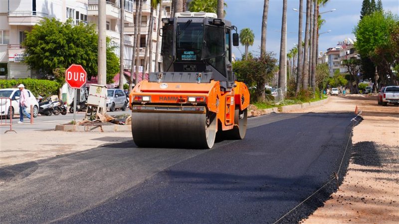 Atat&uuml;rk caddesi g&uuml;ney şeridinde sıcak asfalt &ccedil;alışmaları başladı