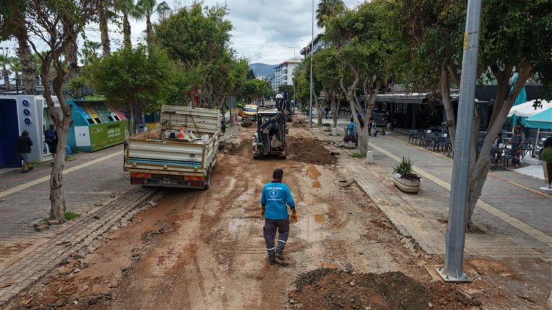 Atat&uuml;rk caddesi&rsquo;nde &ccedil;alışmalar aralıksız devam ediyor
