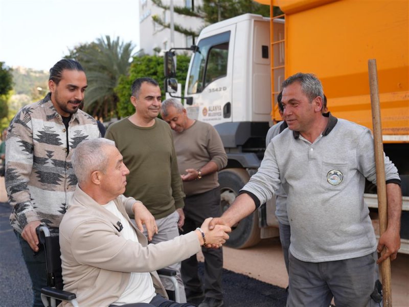Başkan &ouml;z&ccedil;elik atat&uuml;rk caddesi&rsquo;ndeki &ccedil;alışmaları inceledi