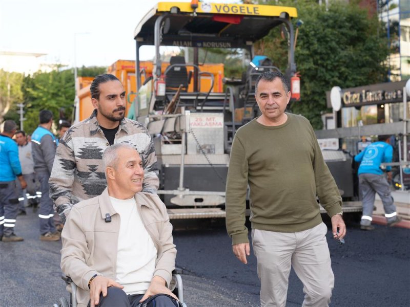 Başkan &ouml;z&ccedil;elik atat&uuml;rk caddesi&rsquo;ndeki &ccedil;alışmaları inceledi