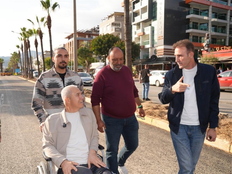 Başkan &ouml;z&ccedil;elik atat&uuml;rk caddesi&rsquo;ndeki &ccedil;alışmaları inceledi
