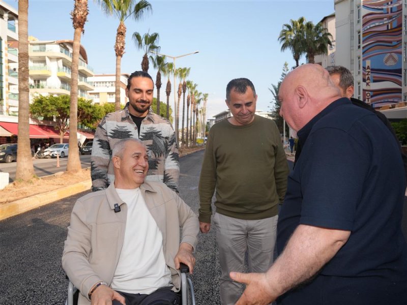 Başkan &ouml;z&ccedil;elik atat&uuml;rk caddesi&rsquo;ndeki &ccedil;alışmaları inceledi