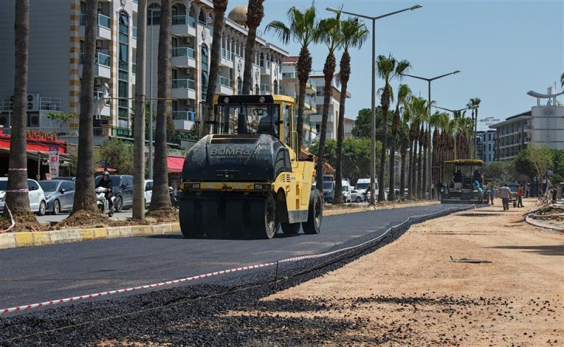 Başkan &ouml;z&ccedil;elik atat&uuml;rk caddesi&rsquo;ndeki &ccedil;alışmaları inceledi