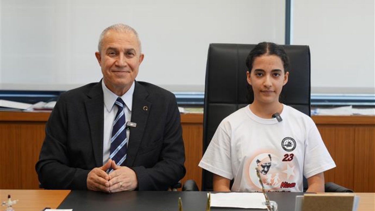 Başkan özçelik koltuğunu karsu'ya devretti