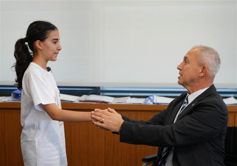 Başkan &ouml;z&ccedil;elik koltuğunu karsu'ya devretti