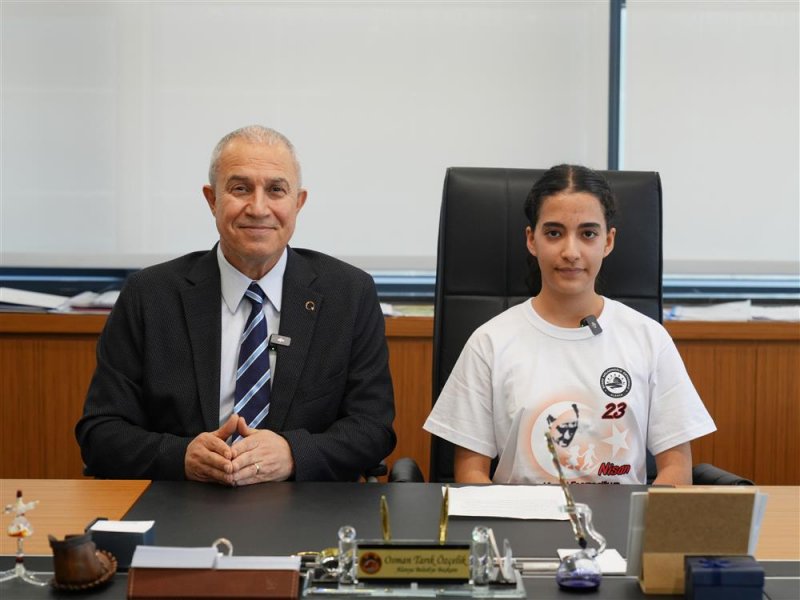 Başkan &ouml;z&ccedil;elik koltuğunu karsu'ya devretti