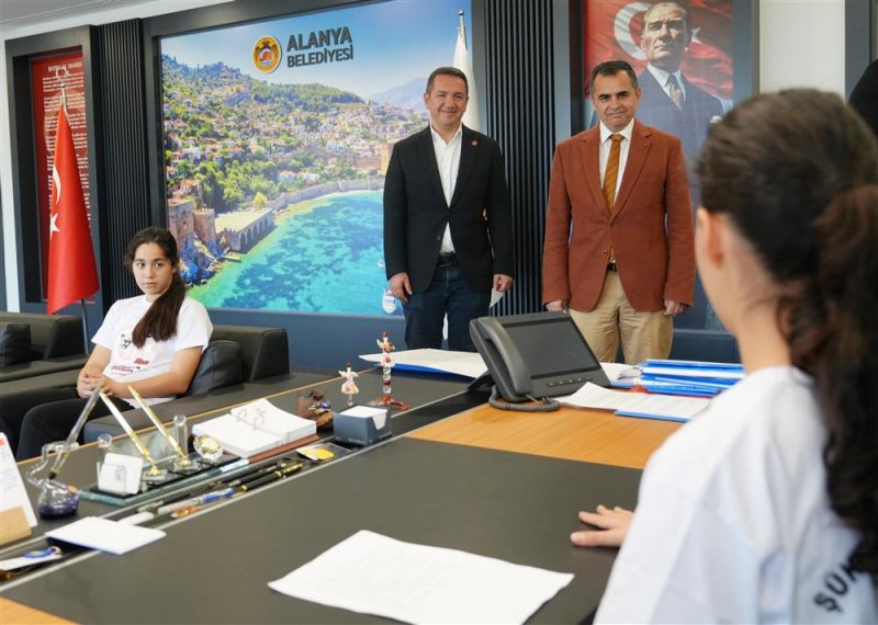 Başkan &ouml;z&ccedil;elik koltuğunu karsu'ya devretti