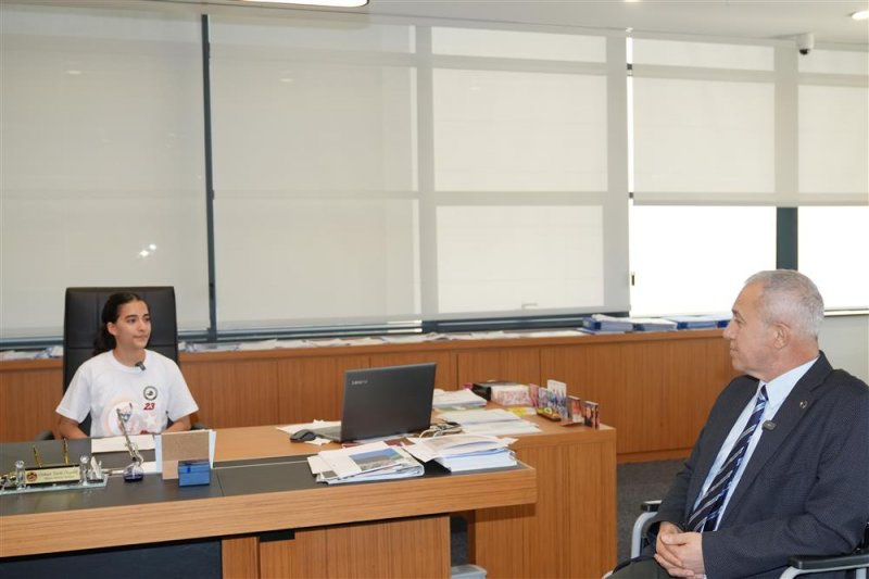 Başkan &ouml;z&ccedil;elik koltuğunu karsu'ya devretti