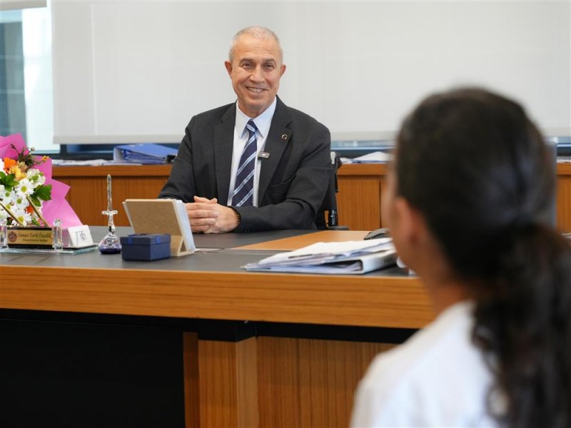 Başkan &ouml;z&ccedil;elik koltuğunu karsu'ya devretti