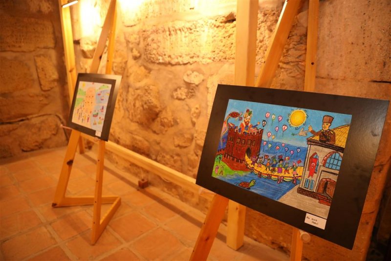 &Ccedil;ocuklardan 23 nisan&rsquo;a &ouml;zel kızılkule sergisi