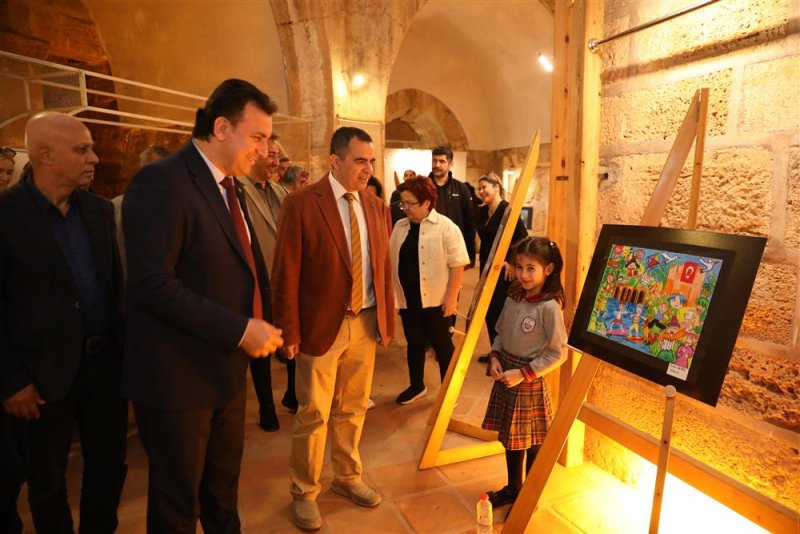 &Ccedil;ocuklardan 23 nisan&rsquo;a &ouml;zel kızılkule sergisi