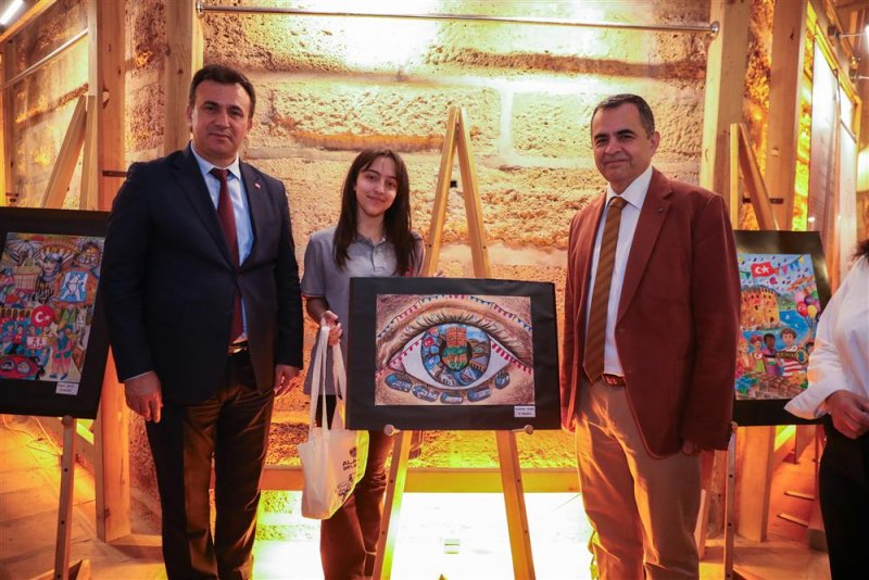 &Ccedil;ocuklardan 23 nisan&rsquo;a &ouml;zel kızılkule sergisi