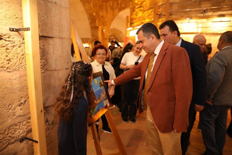 &Ccedil;ocuklardan 23 nisan&rsquo;a &ouml;zel kızılkule sergisi