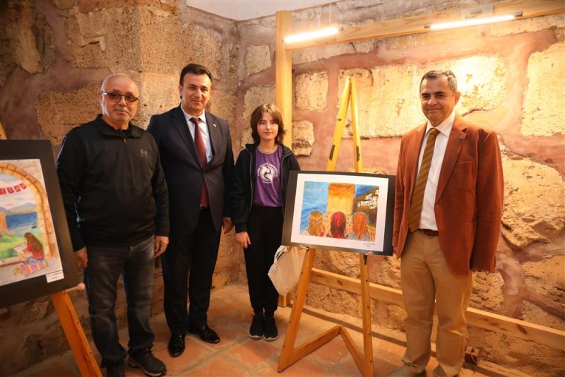 &Ccedil;ocuklardan 23 nisan&rsquo;a &ouml;zel kızılkule sergisi