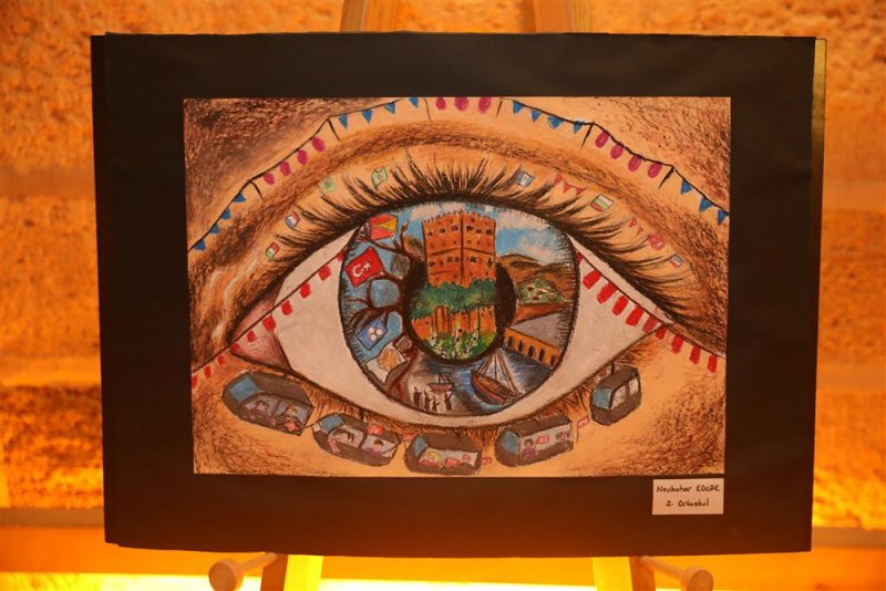 &Ccedil;ocuklardan 23 nisan&rsquo;a &ouml;zel kızılkule sergisi