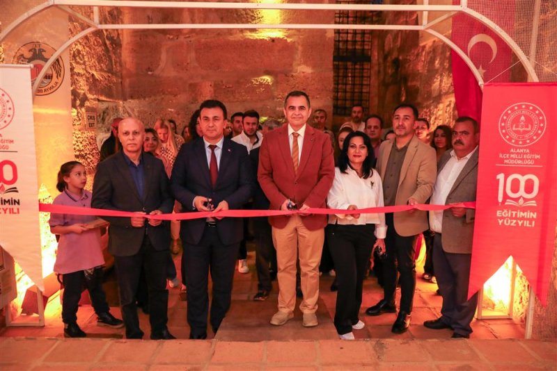 &Ccedil;ocuklardan 23 nisan&rsquo;a &ouml;zel kızılkule sergisi