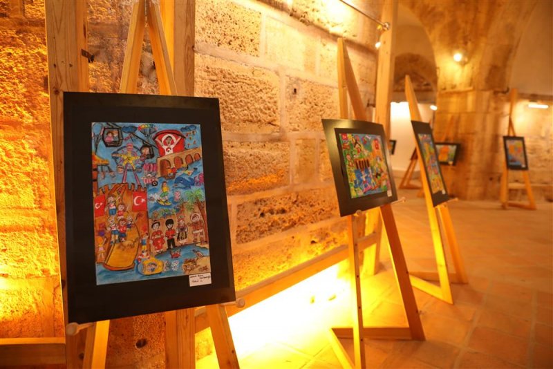 &Ccedil;ocuklardan 23 nisan&rsquo;a &ouml;zel kızılkule sergisi