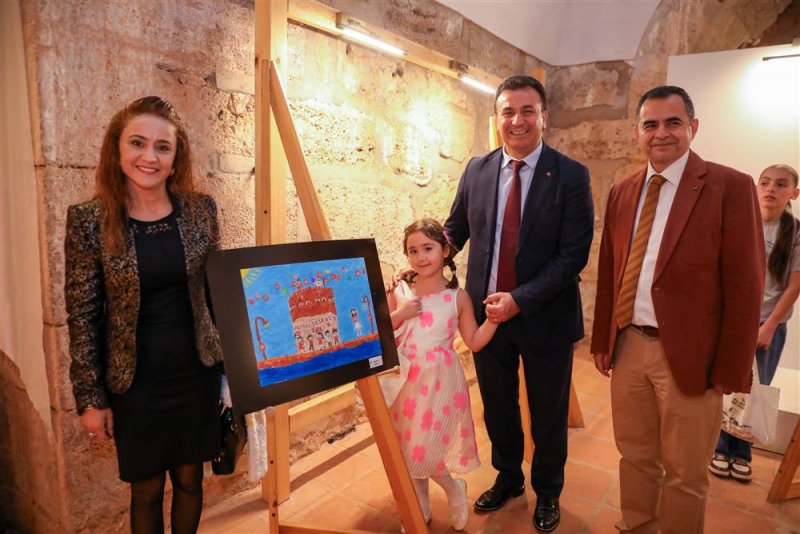 &Ccedil;ocuklardan 23 nisan&rsquo;a &ouml;zel kızılkule sergisi