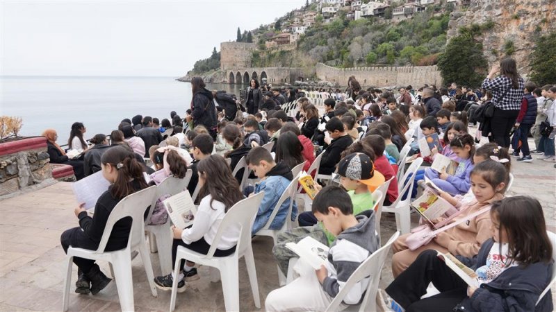 Kızılkule&rsquo;nin 800. yılında 800 kişiyle okuma etkinliği