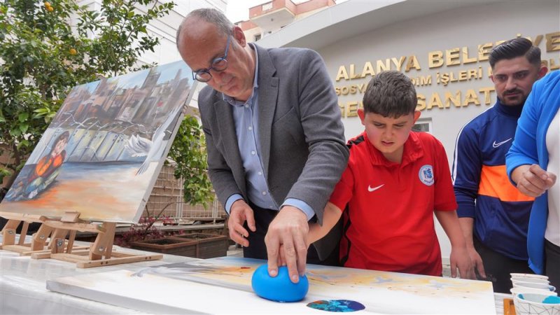 Otizmli bireylerden sanat ile barış &ccedil;ağrısı