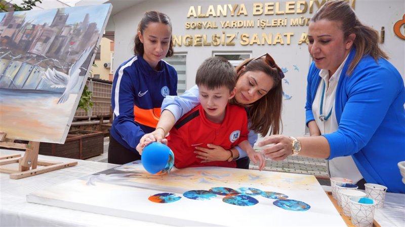 Otizmli bireylerden sanat ile barış &ccedil;ağrısı