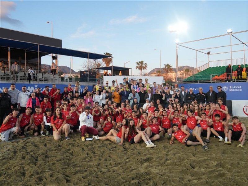 Plaj voleybolu sezonu alanya&rsquo;da a&ccedil;ıldı