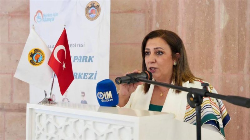 Alanya&rsquo;da engeller sanatla aşıldı: &ldquo;hayalden tuvale&rdquo; sergisi b&uuml;y&uuml;k ilgi g&ouml;rd&uuml;