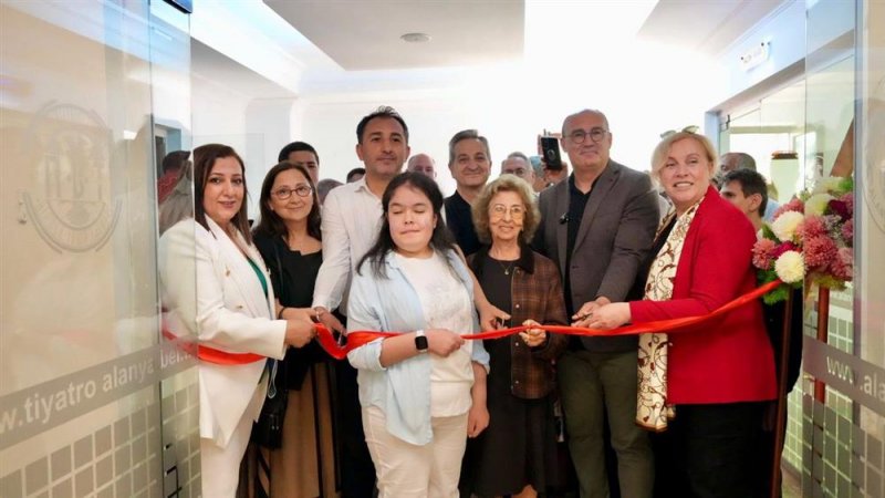 Alanya&rsquo;da engeller sanatla aşıldı: &ldquo;hayalden tuvale&rdquo; sergisi b&uuml;y&uuml;k ilgi g&ouml;rd&uuml;