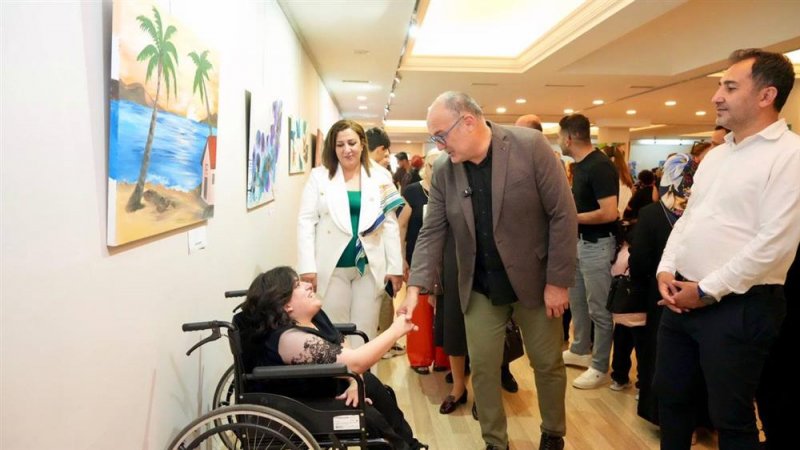 Alanya&rsquo;da engeller sanatla aşıldı: &ldquo;hayalden tuvale&rdquo; sergisi b&uuml;y&uuml;k ilgi g&ouml;rd&uuml;