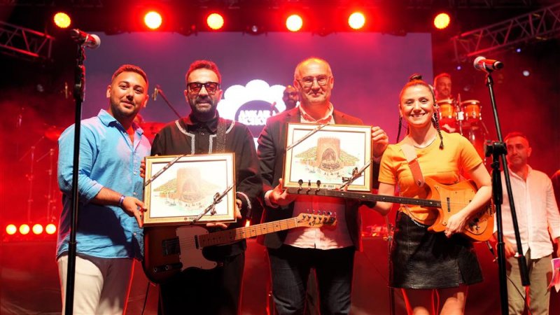 Alanya&rsquo;da gen&ccedil;lik r&uuml;zg&acirc;rı esti: gen&ccedil;lik festivali muhteşem bir finalle sona erdi