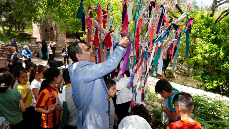 Alanya&rsquo;da hıdırellez coşkusu: &ccedil;ocuklar geleneksel oyunlarla baharı karşıladı