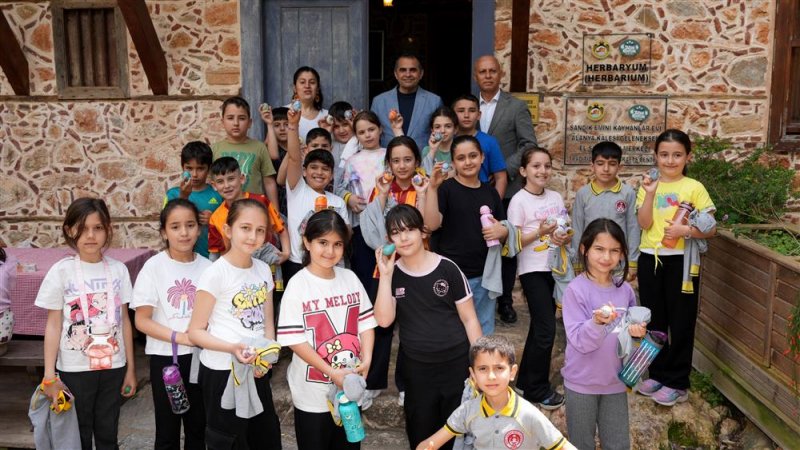 Alanya&rsquo;da hıdırellez coşkusu: &ccedil;ocuklar geleneksel oyunlarla baharı karşıladı