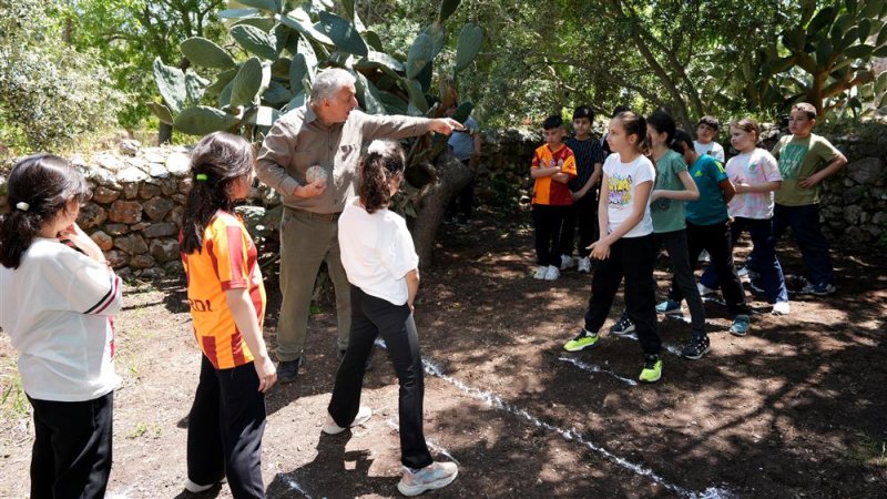 Alanya&rsquo;da hıdırellez coşkusu: &ccedil;ocuklar geleneksel oyunlarla baharı karşıladı