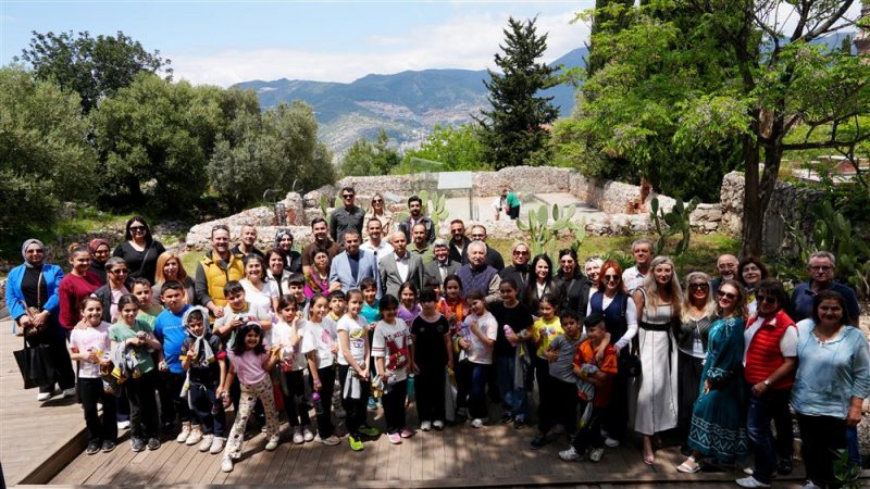 Alanya&rsquo;da hıdırellez coşkusu: &ccedil;ocuklar geleneksel oyunlarla baharı karşıladı
