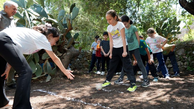 Alanya&rsquo;da hıdırellez coşkusu: &ccedil;ocuklar geleneksel oyunlarla baharı karşıladı