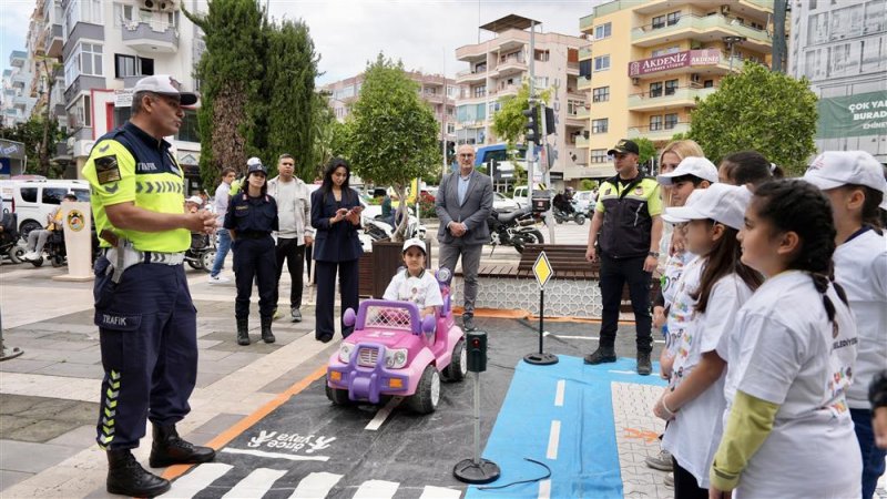 Alanya&rsquo;da trafik haftası&rsquo;nda anlamlı etkinlik