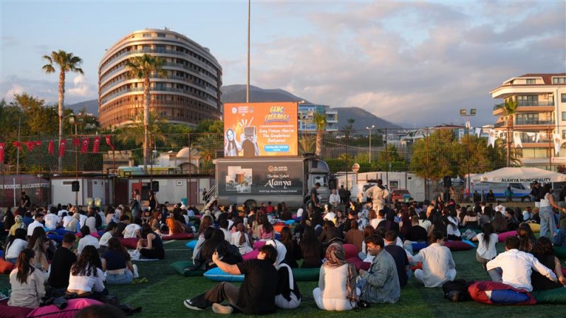 Alanya gen&ccedil;lik festivali başladı