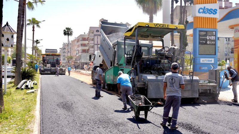 Atat&uuml;rk caddesi&rsquo;nde &ccedil;alışmalar hızla devam ediyor