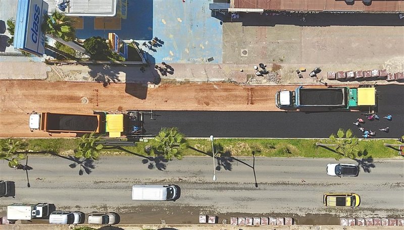 Atat&uuml;rk caddesi&rsquo;nde &ccedil;alışmalar hızla devam ediyor