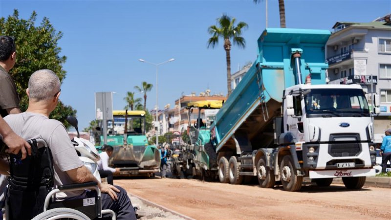 Atat&uuml;rk caddesi&rsquo;nde &ccedil;alışmalar hızla devam ediyor