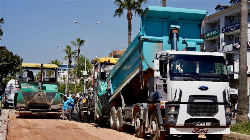 Atat&uuml;rk caddesi&rsquo;nde &ccedil;alışmalar hızla devam ediyor
