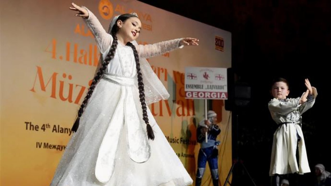 Kültürleri buluşturan dans ve müzik şöleni başladı
