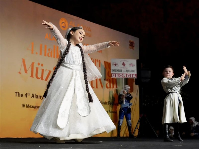 K&uuml;lt&uuml;rleri buluşturan dans ve m&uuml;zik ş&ouml;leni başladı