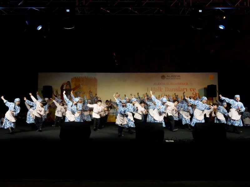 K&uuml;lt&uuml;rleri buluşturan dans ve m&uuml;zik ş&ouml;leni başladı